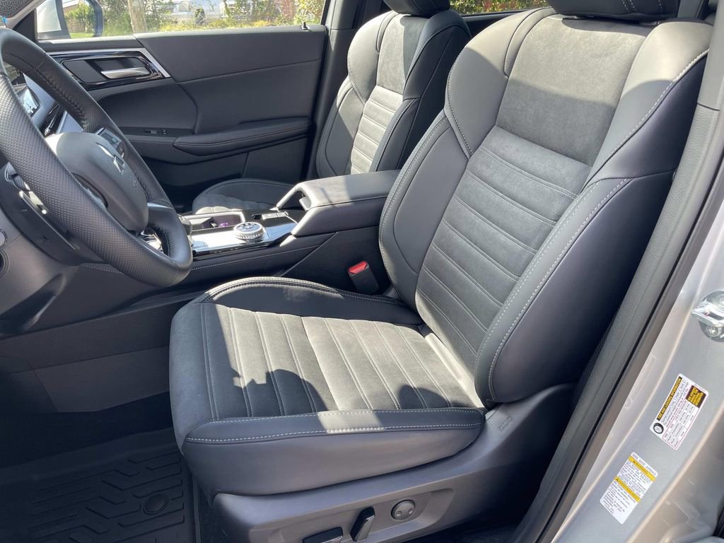 New 2025 Mitsubishi Outlander SE image 19