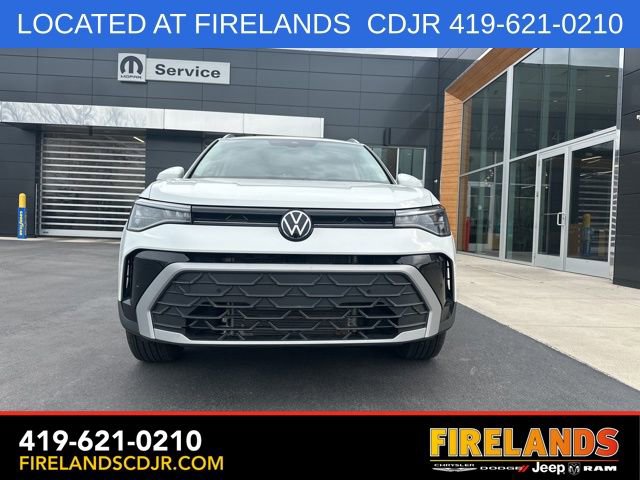 Used 2025 Volkswagen Taos SE AWD/4WD image 2