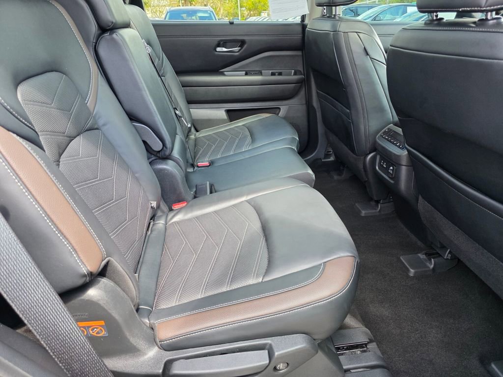 Used 2024 Nissan Pathfinder Platinum w/ Cargo Package image 13