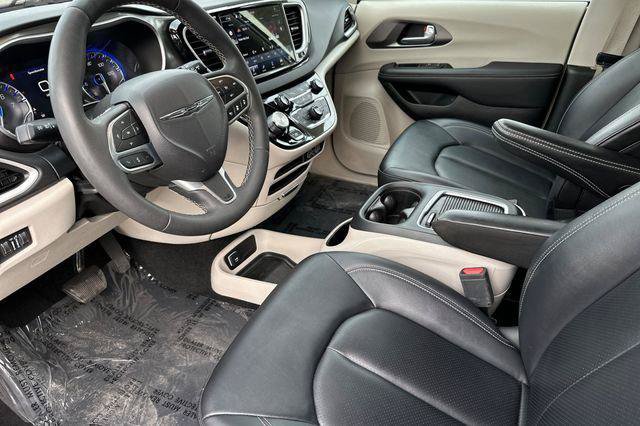 Certified 2024 Chrysler Pacifica Touring-L FWD image 2