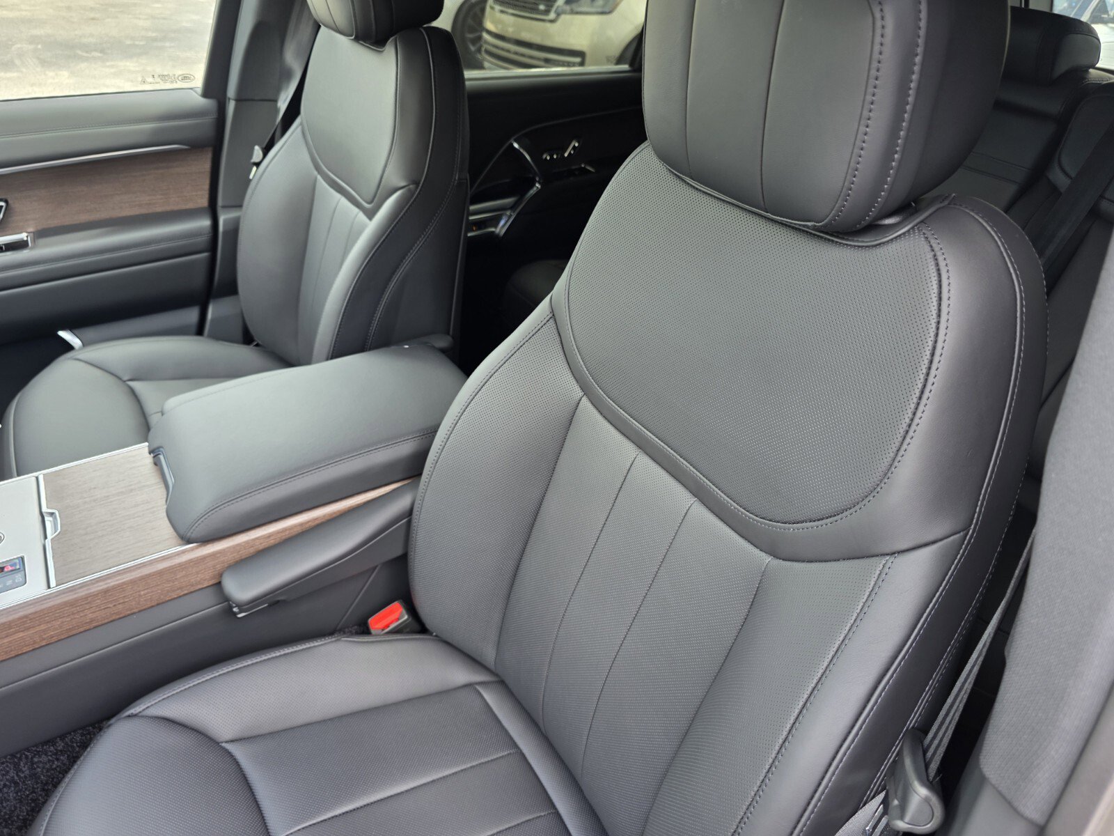 New 2026 Land Rover Range Rover Long Wheelbase SE AWD/4WD image 12