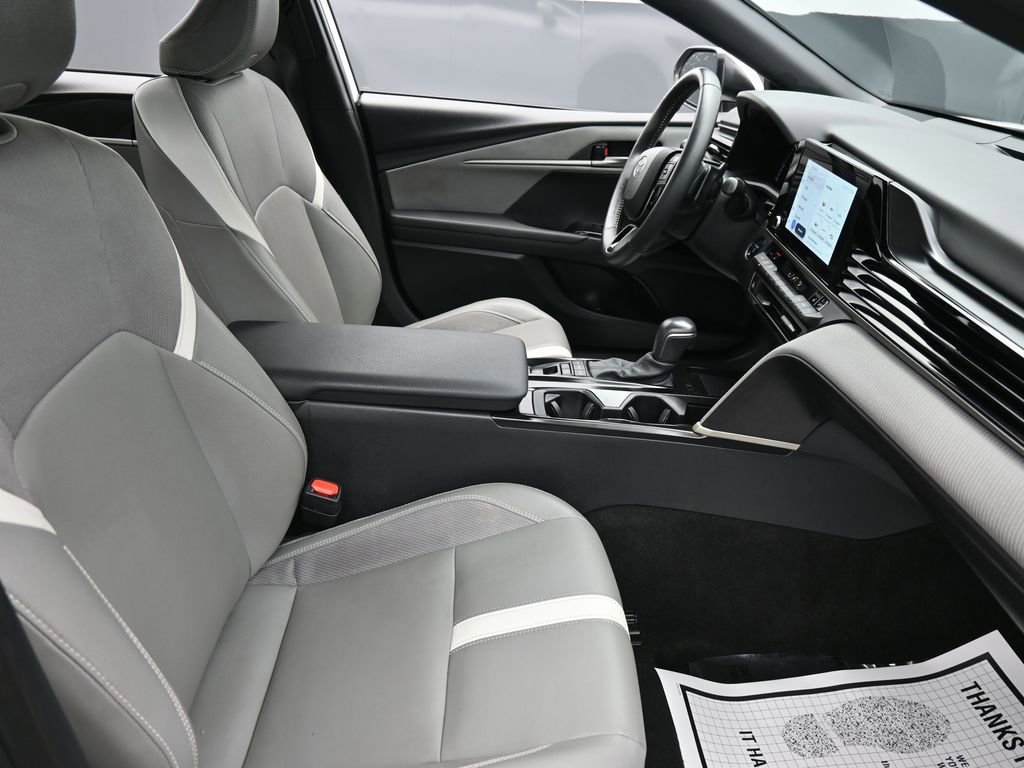 Used 2025 Toyota Camry SE w/ Convenience Package image 18