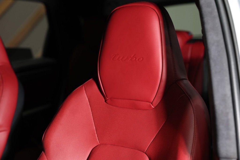 Used 2022 Porsche Cayenne Turbo image 32