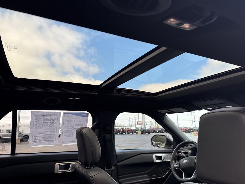 Used 2023 Ford Explorer ST-Line w/ Class IV Trailer Tow Package image 3