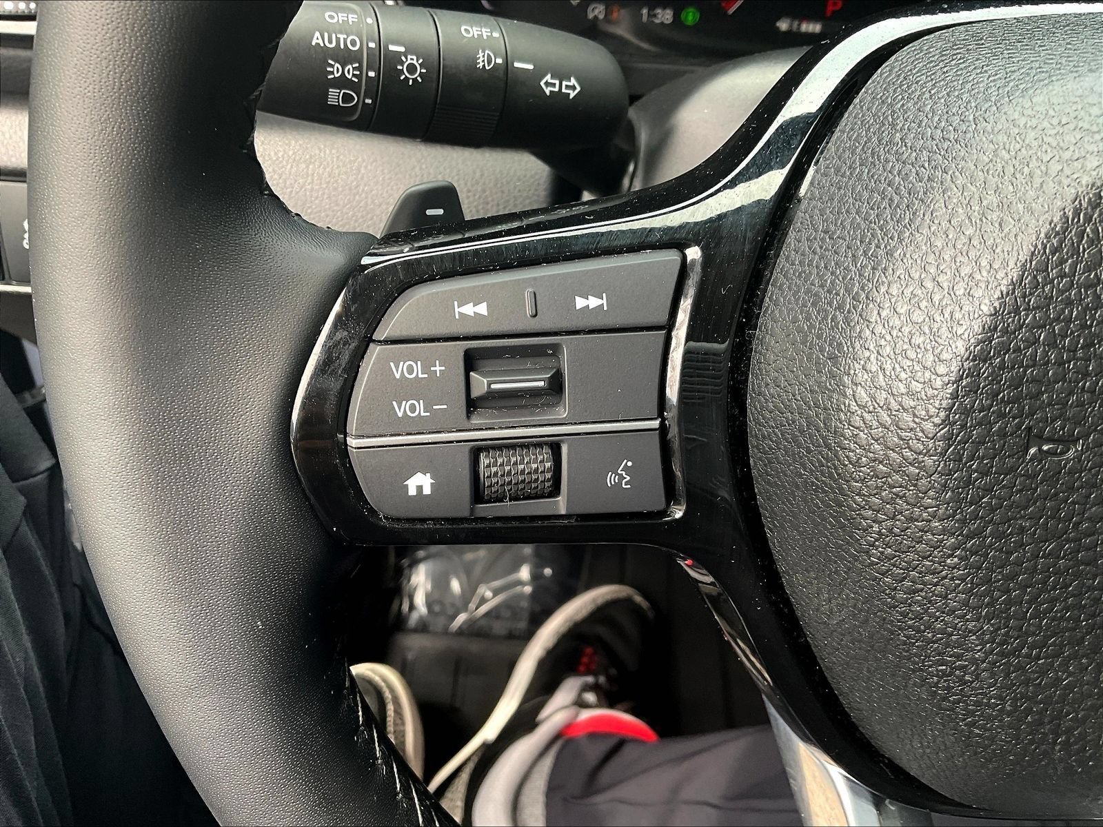 Used 2025 Honda Pilot Touring image 12