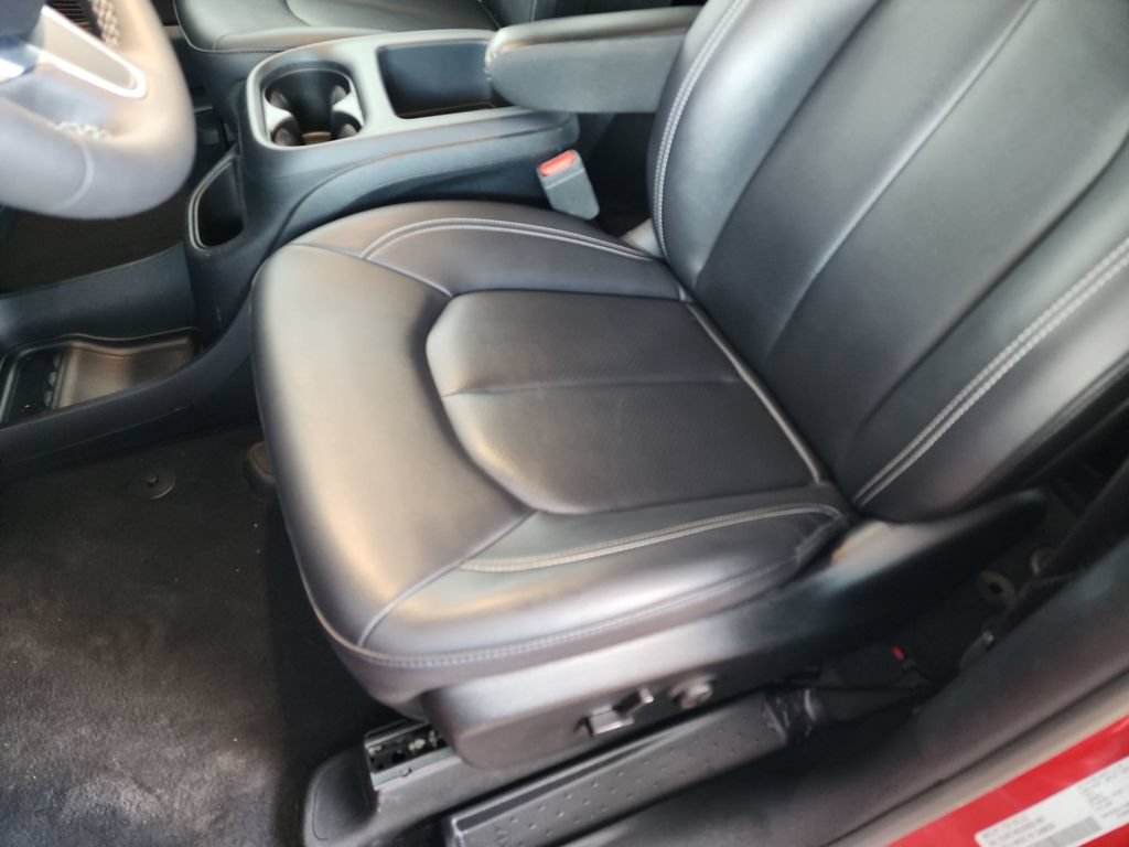 Used 2025 Chrysler Pacifica Select FWD image 16