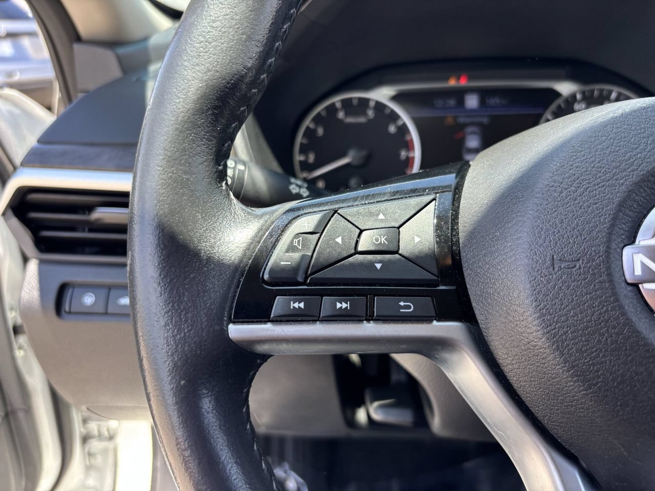 Used 2024 Nissan Altima 2.5 SL FWD image 28
