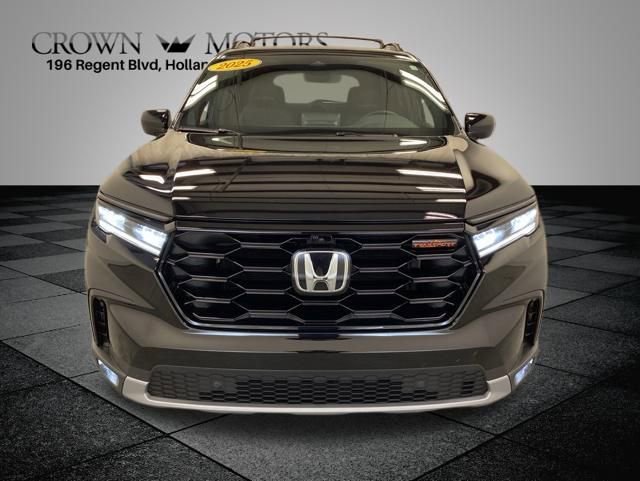 Used 2025 Honda Pilot TrailSport image 2
