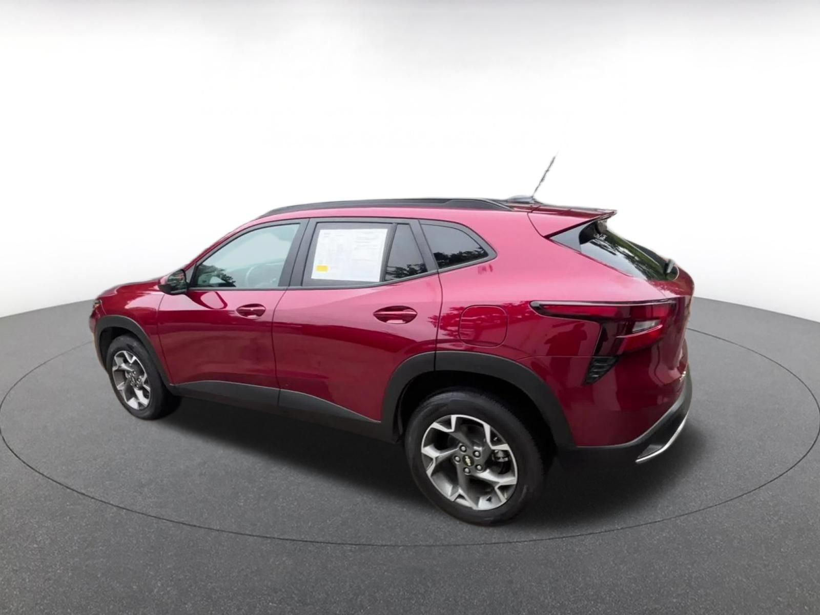 Used 2025 Chevrolet Trax LT w/ LT Convenience Package FWD image 8