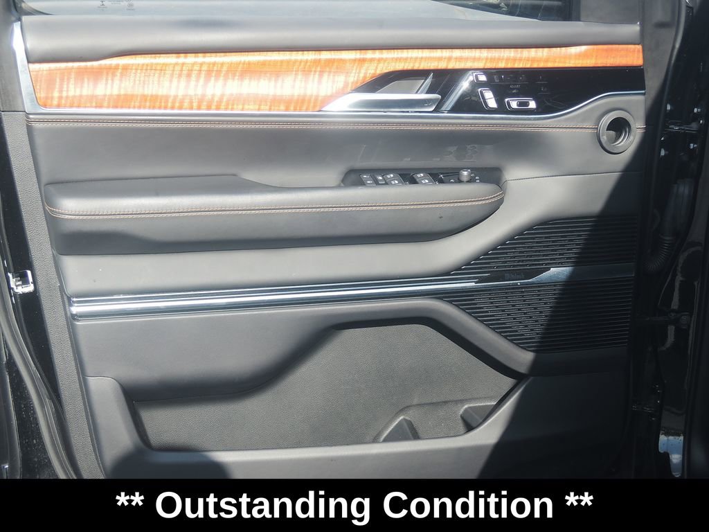 Used 2023 Jeep Grand Wagoneer Series III AWD/4WD image 31