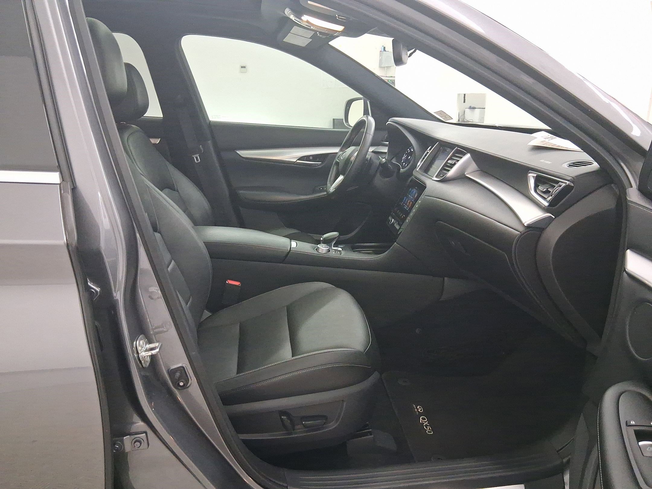 Used 2021 INFINITI QX50 Luxe w/ Appearance Package image 32