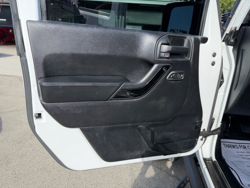 Used 2015 Jeep Wrangler Unlimited Sahara AWD/4WD image 9
