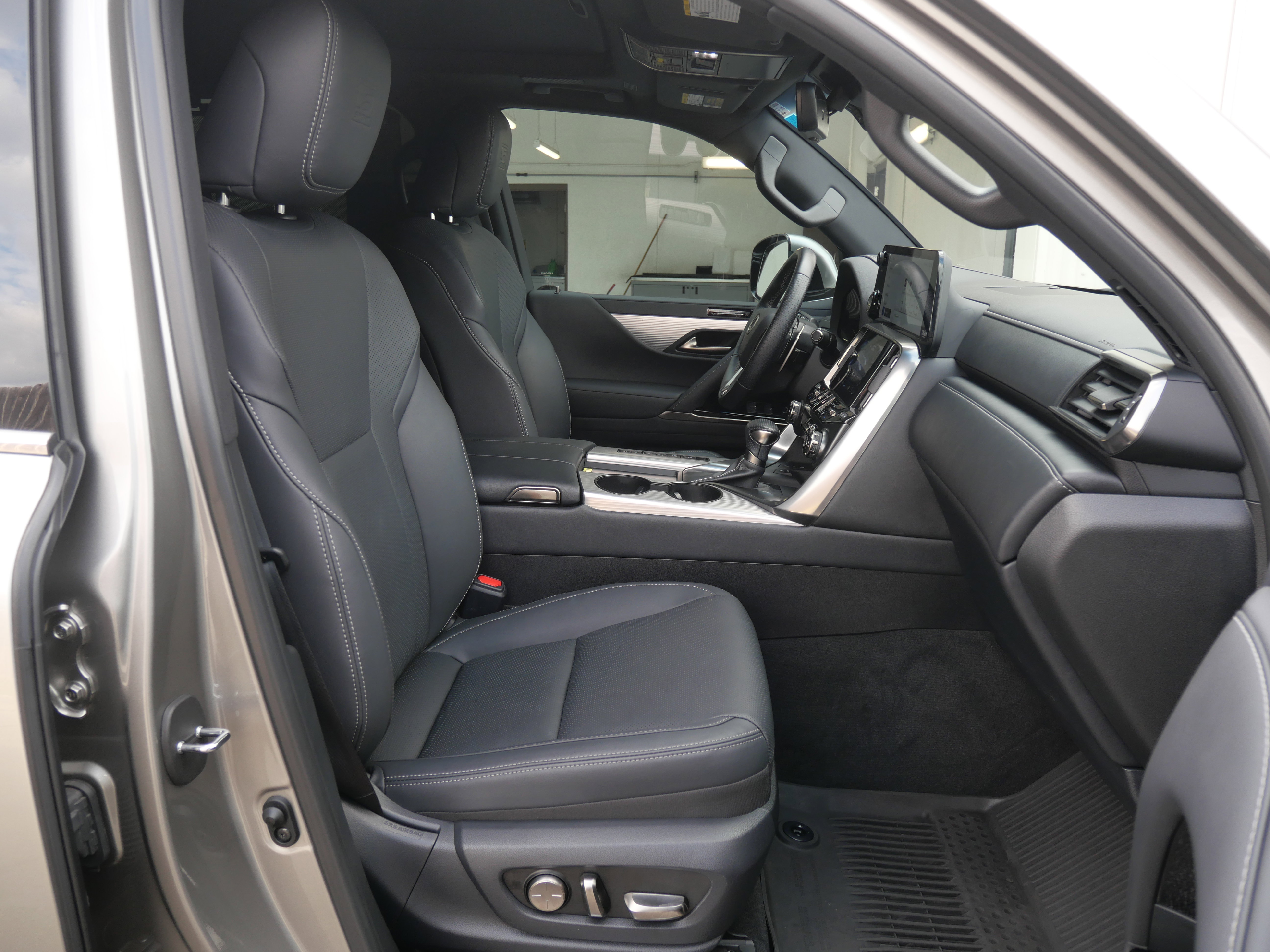 Used 2023 Lexus LX 600 F Sport image 16