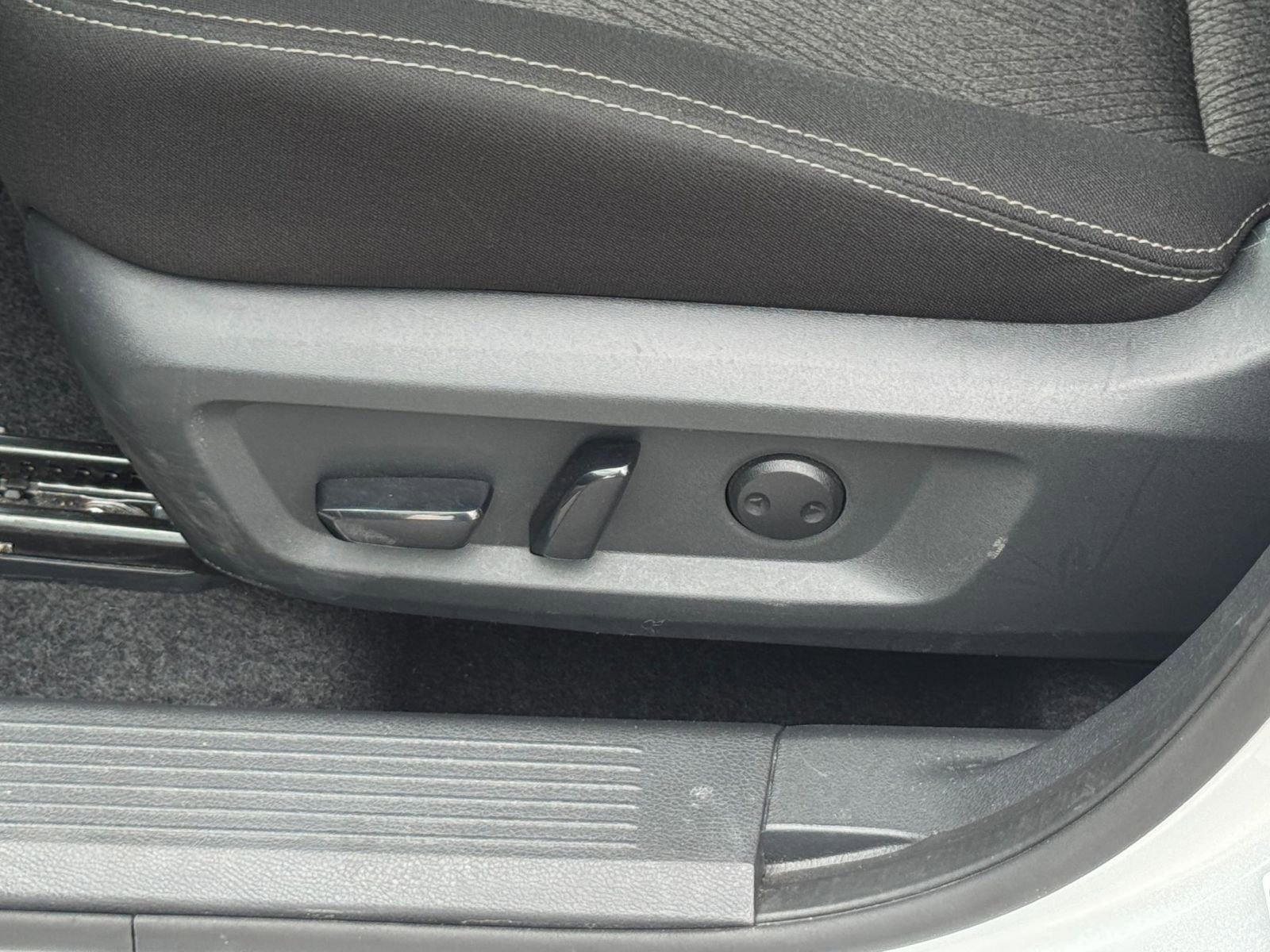 Used 2025 Nissan Rogue SV FWD image 22