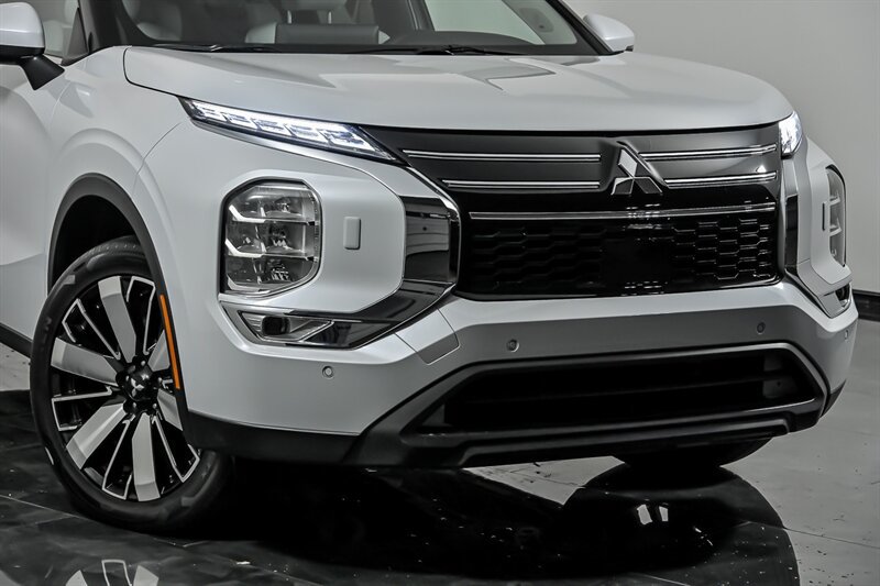 Used 2025 Mitsubishi Outlander SE AWD/4WD image 2