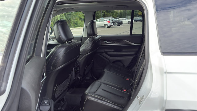Used 2023 Jeep Grand Cherokee Limited w/ Black Appearance Package AWD/4WD image 23