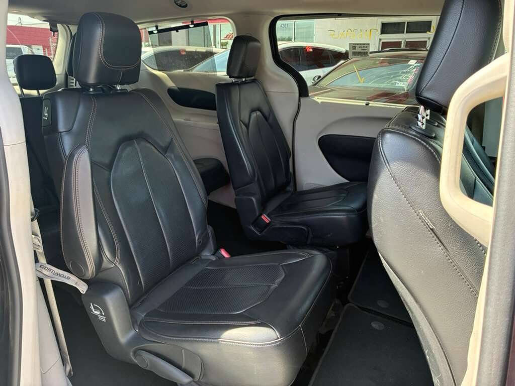 Used 2018 Chrysler Pacifica Touring-L FWD image 11