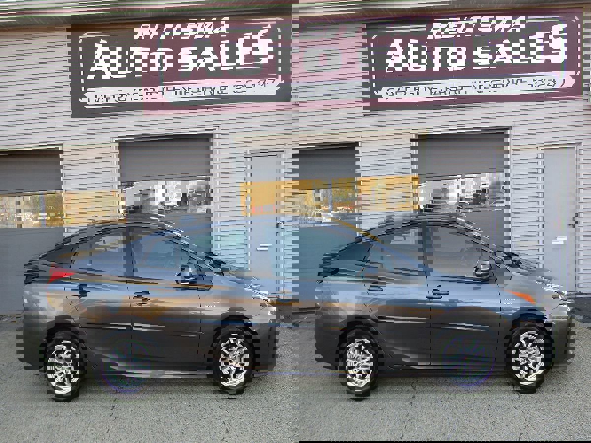 Used 2022 Toyota Prius LE image 2