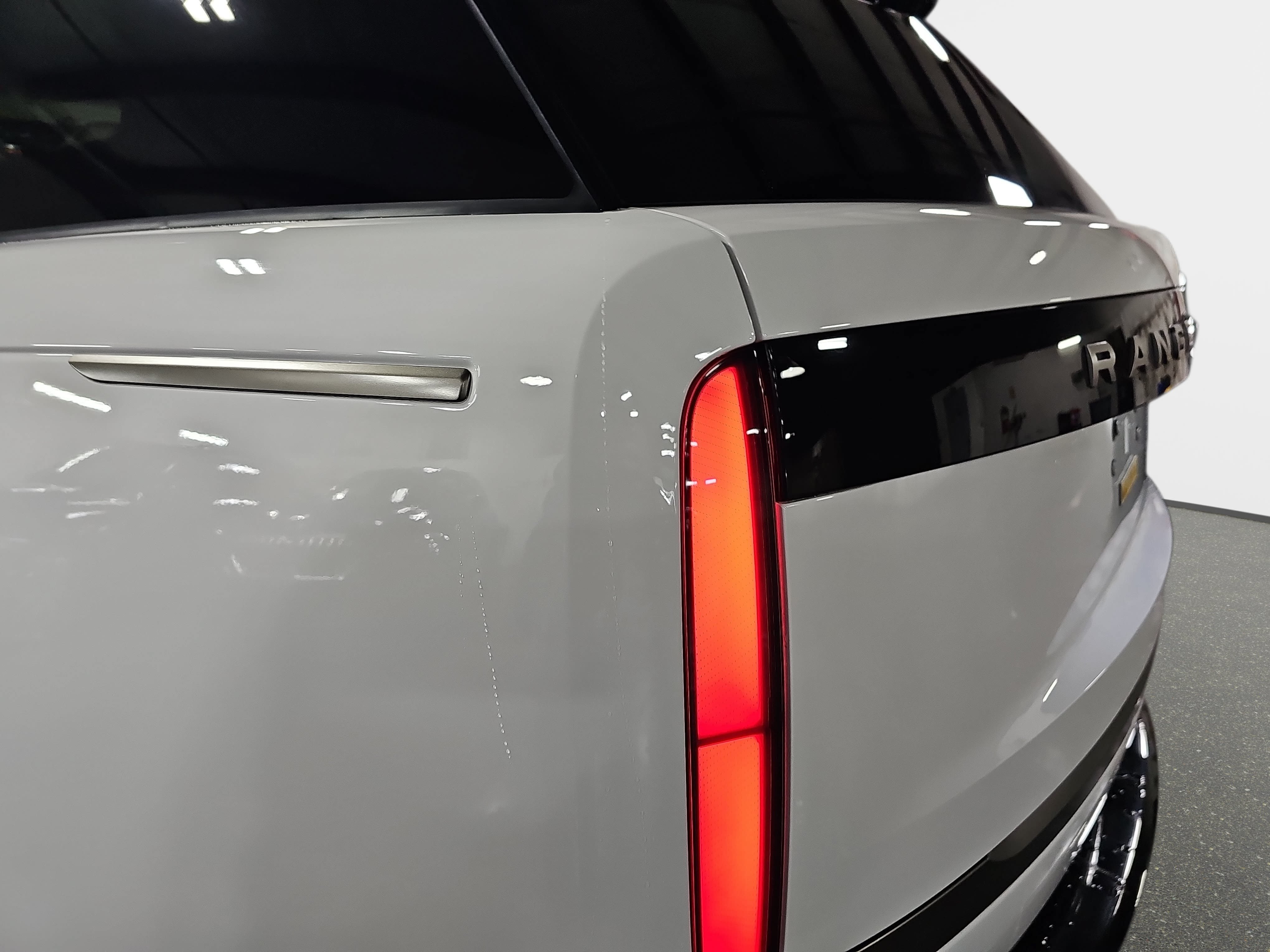 Used 2025 Land Rover Range Rover SE AWD/4WD image 37