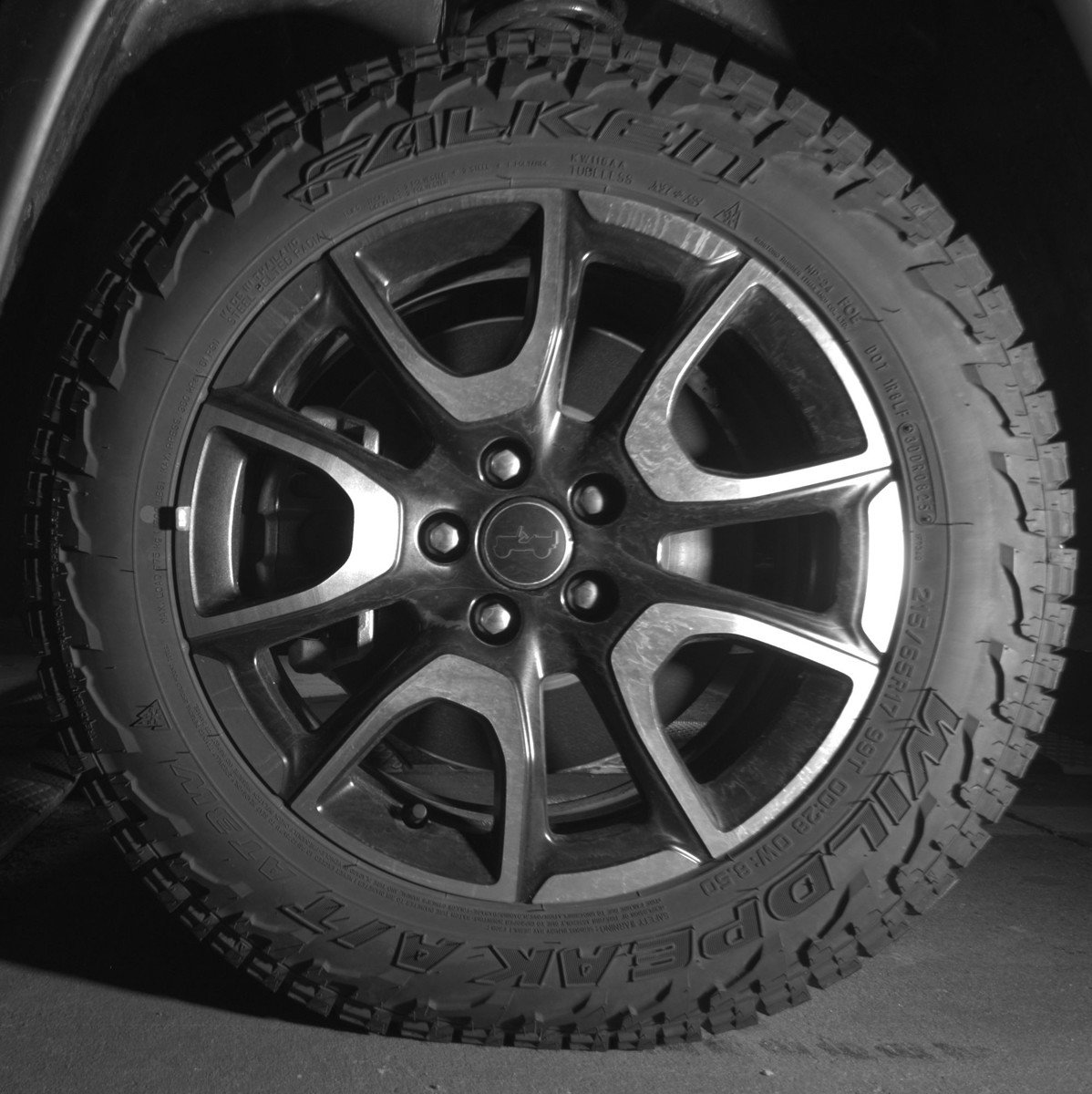 Used 2025 Jeep Compass Trailhawk image 12