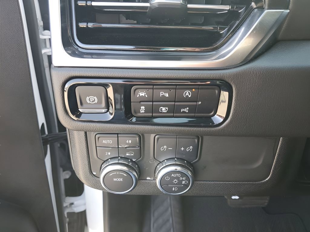 Certified 2025 GMC Yukon Denali image 32