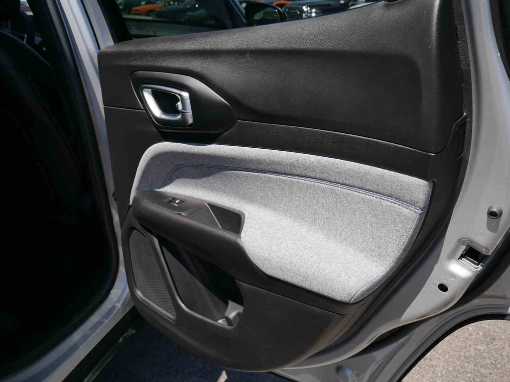 New 2025 Jeep Compass Latitude image 20