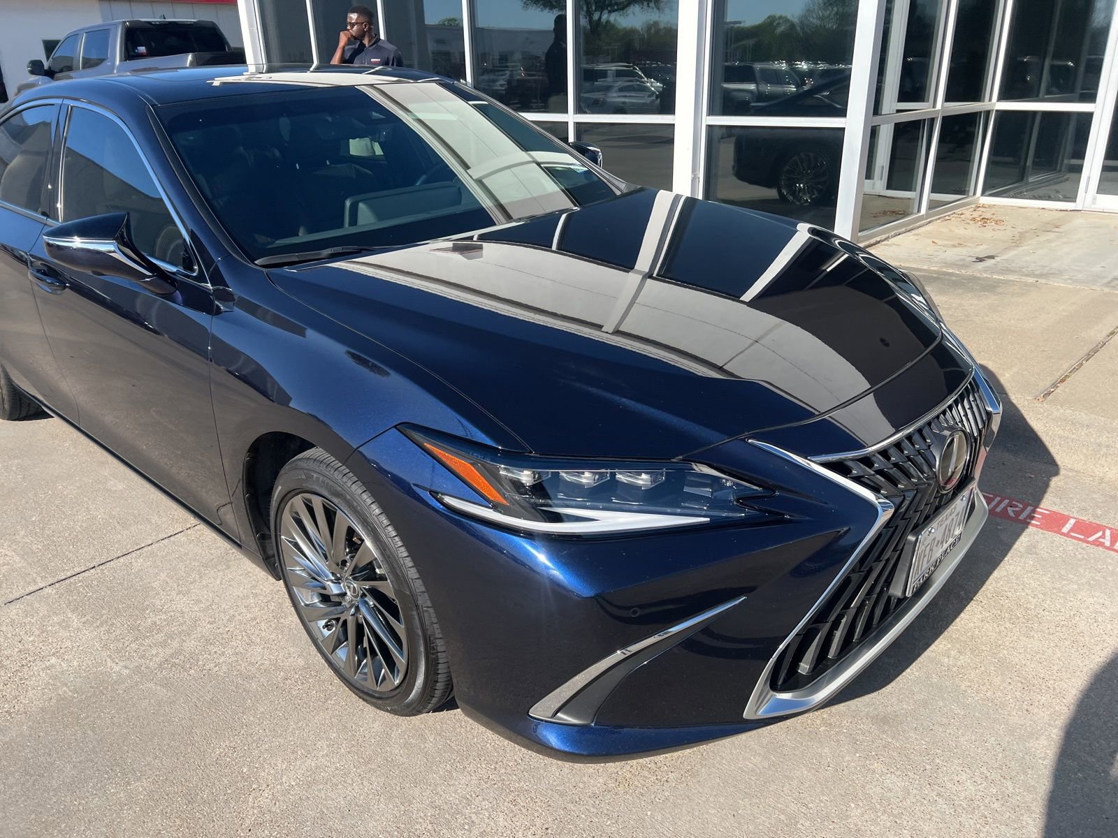Used 2025 Lexus ES 300h Ultra Luxury FWD image 3