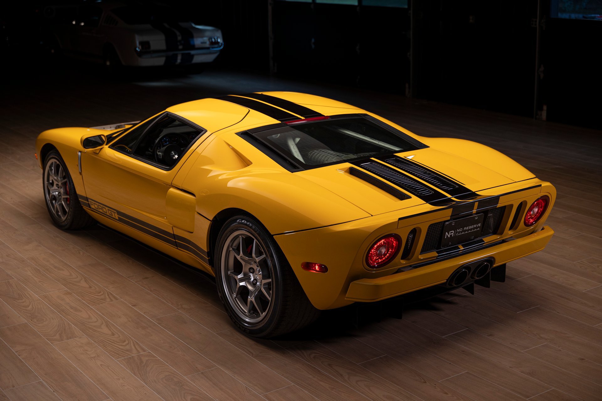 Used 2005 Ford GT RWD image 9