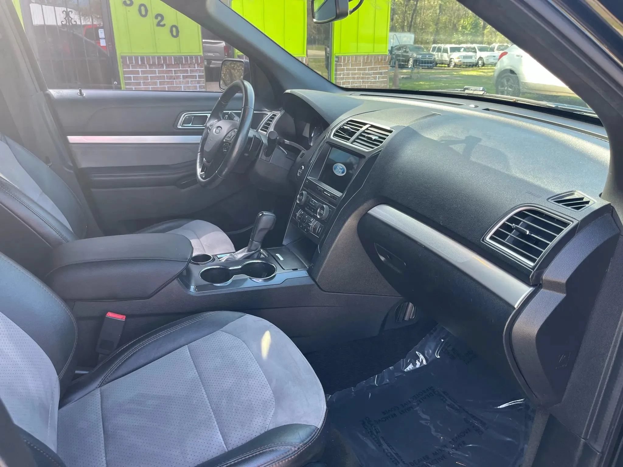 Used 2017 Ford Explorer XLT w/ Equipment Group 202A FWD image 12