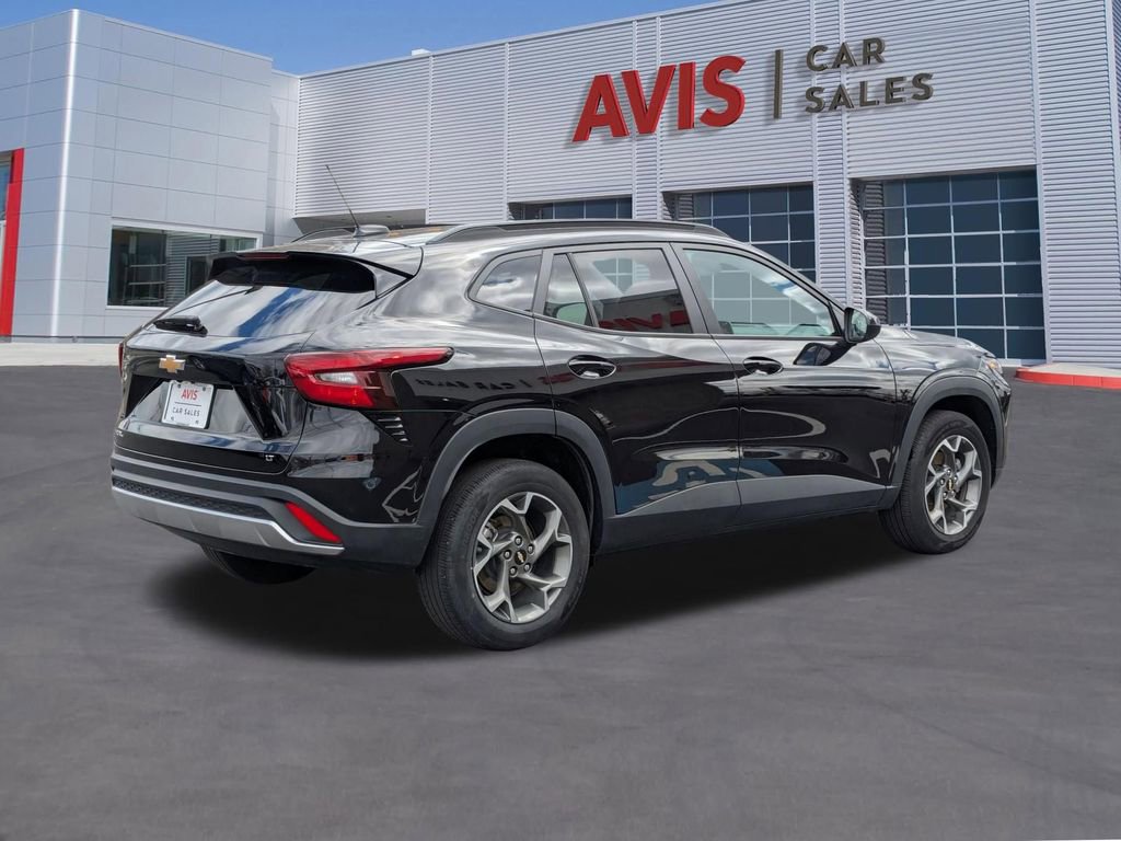 Used 2025 Chevrolet Trax LT w/ LT Convenience Package image 6