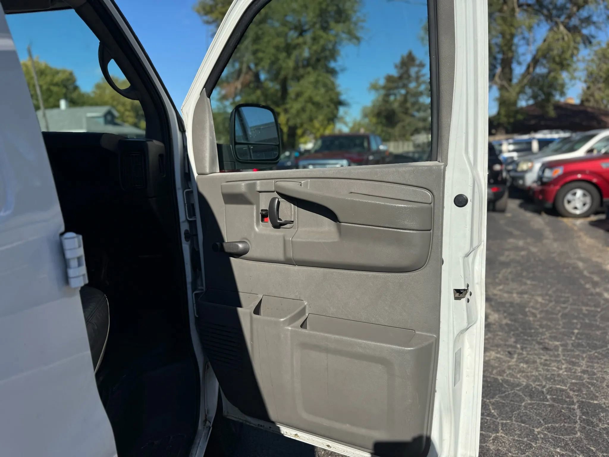 Used 2011 Chevrolet Express 2500 image 19