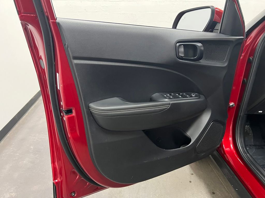 Used 2025 Hyundai Venue Limited image 23