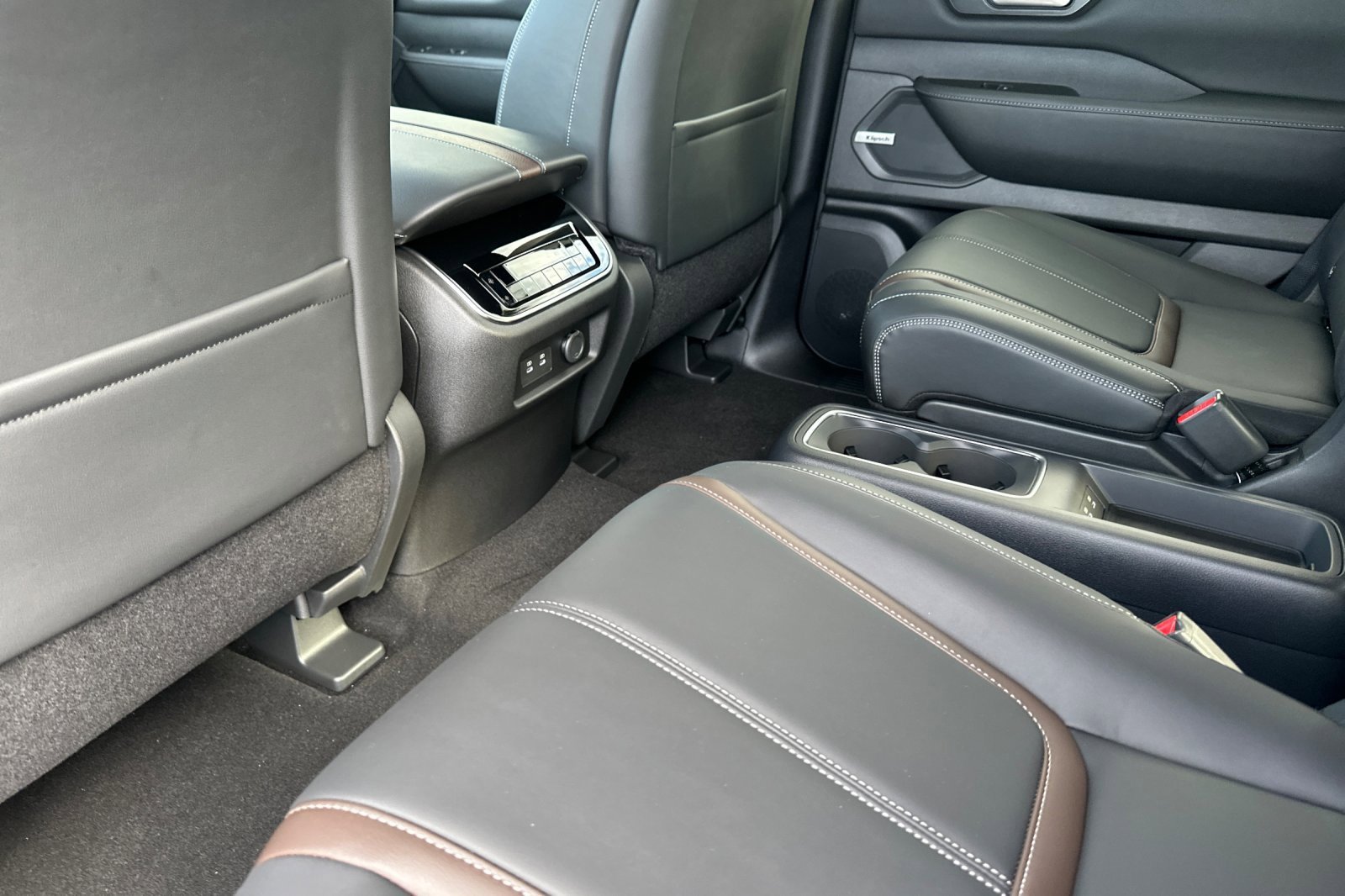 New 2026 Nissan Armada SL w/ Captain's Chari Seat Package image 9