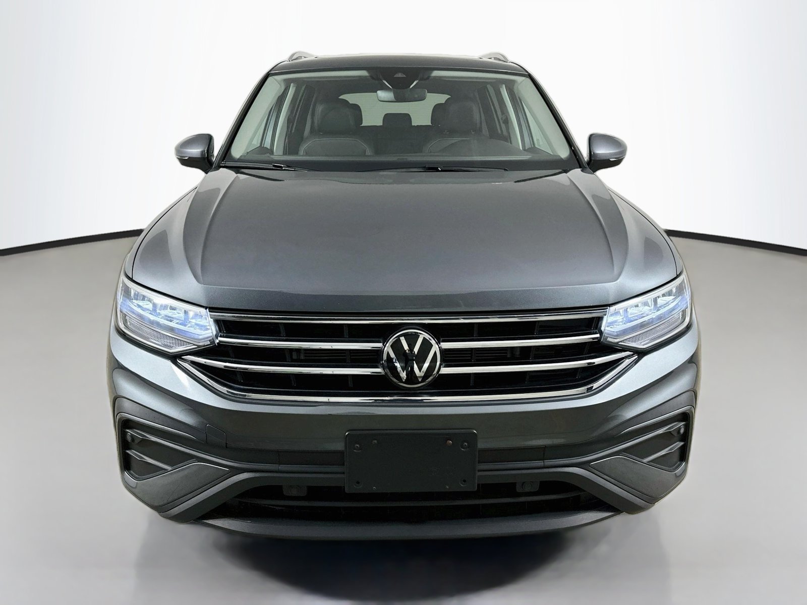 Certified 2024 Volkswagen Tiguan SE w/ Panoramic Sunroof Package AWD/4WD image 2
