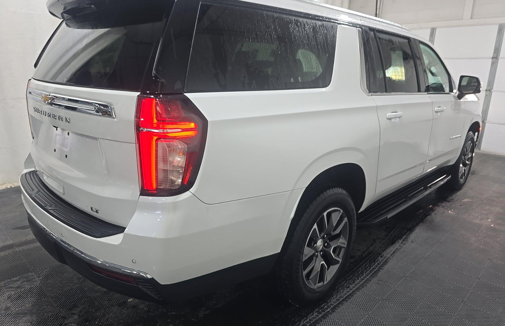 Used 2023 Chevrolet Suburban LT w/ Luxury Package AWD/4WD image 4
