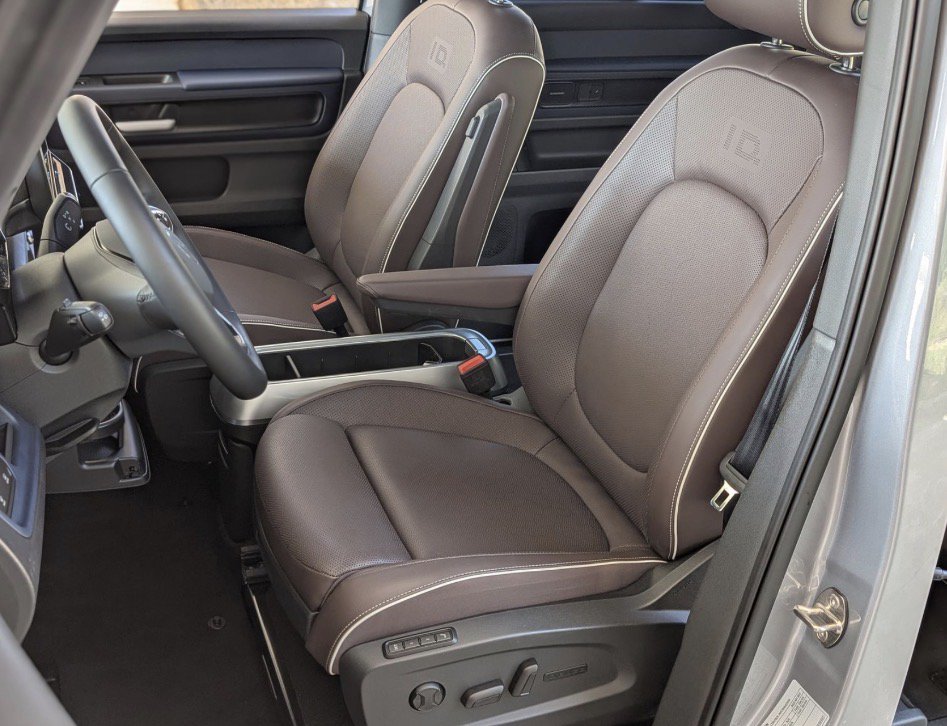 Used 2025 Volkswagen ID. Buzz Pro S Plus RWD image 4