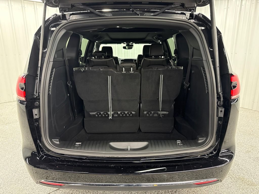 Used 2026 Chrysler Pacifica Limited w/ Uconnect Theater Family Group FWD image 8