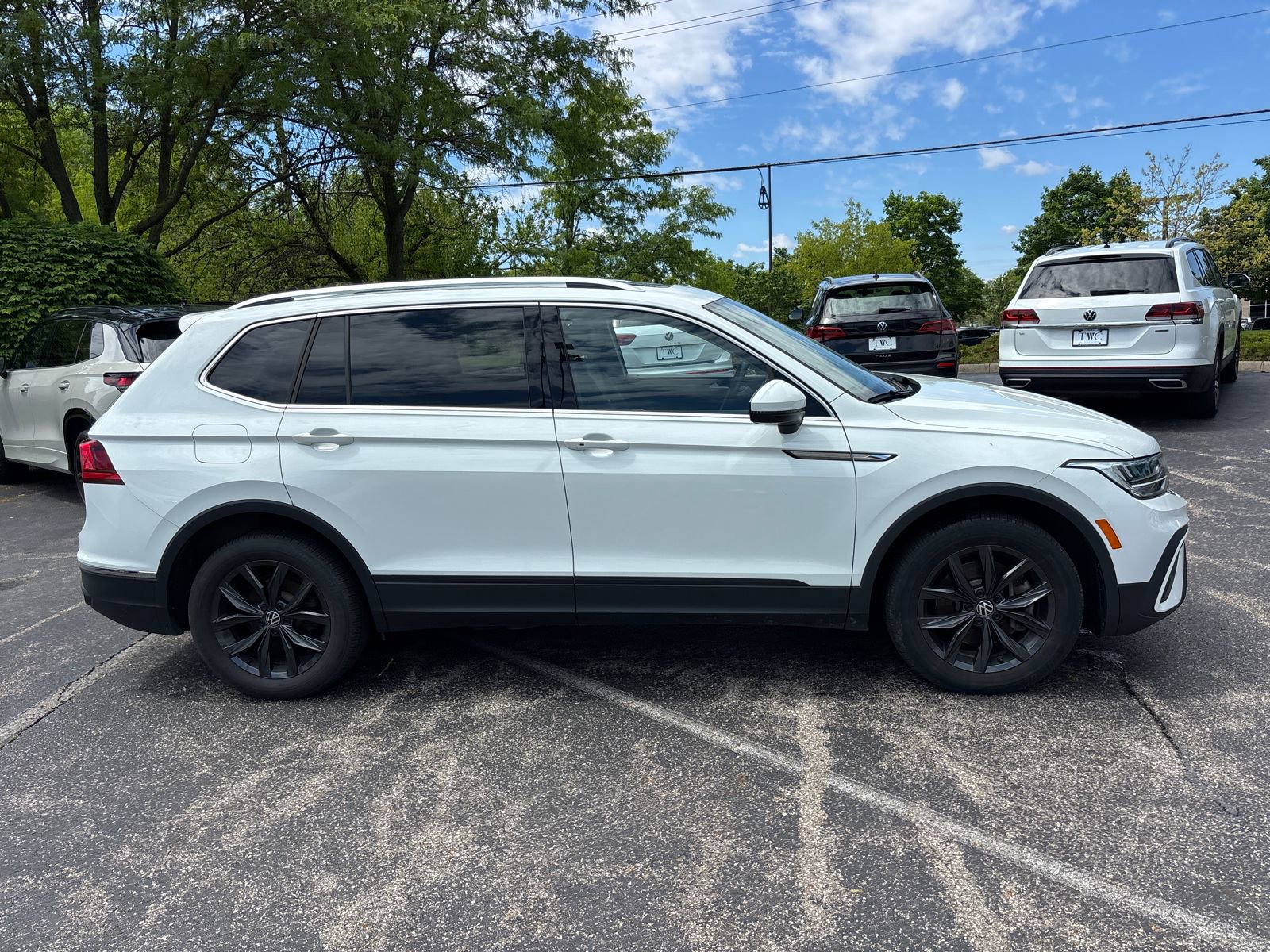 Used 2024 Volkswagen Tiguan SE w/ Panoramic Sunroof Package AWD/4WD image 4