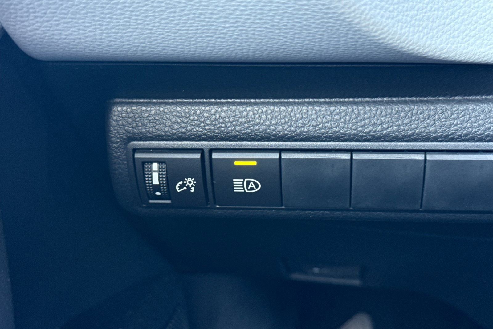 Used 2025 Toyota Corolla SE image 40