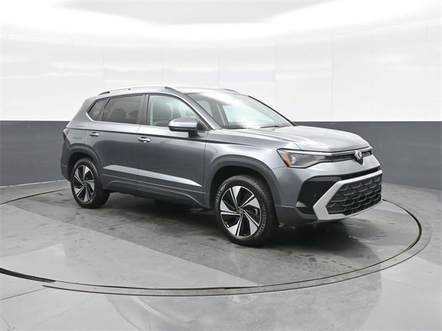 Certified 2025 Volkswagen Taos SE image 1