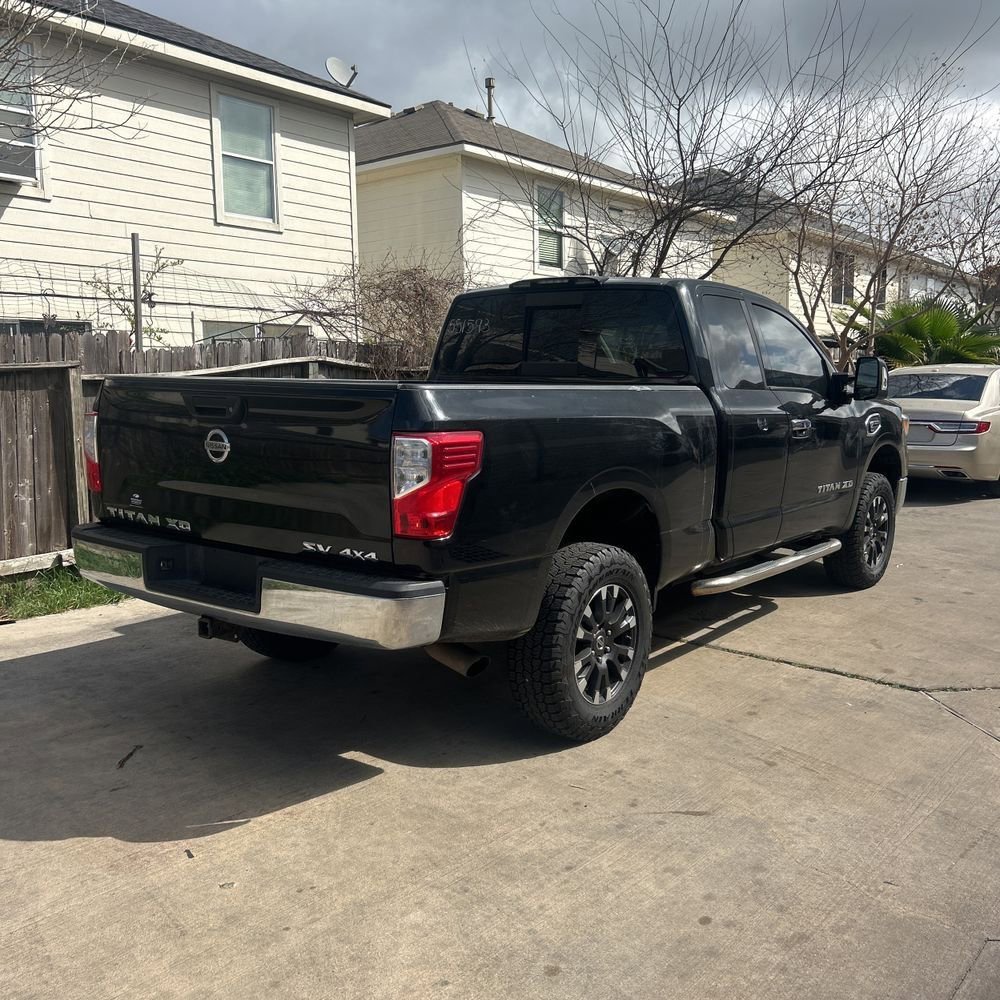Used 2017 Nissan Titan SV image 3