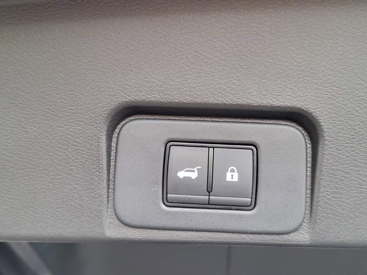 Used 2024 Nissan Rogue SV image 5