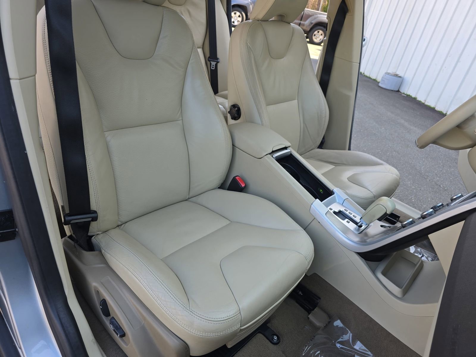 Used 2011 Volvo XC60 3.2 R-Design image 14