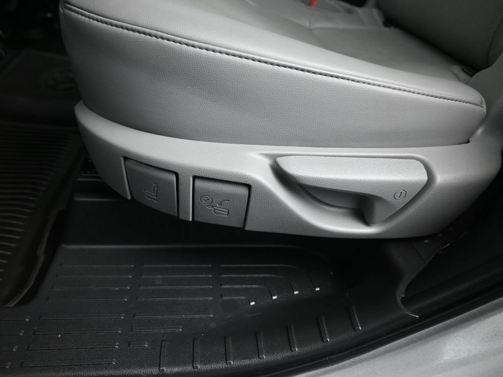 Used 2023 Toyota Highlander Limited image 32