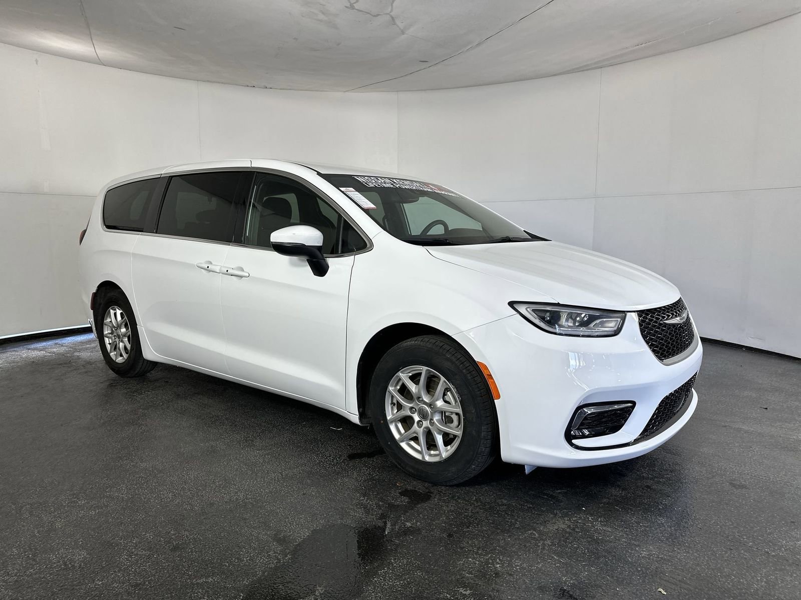 Used 2023 Chrysler Pacifica Touring image 2