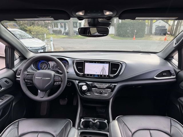 Used 2025 Chrysler Pacifica Limited FWD image 16