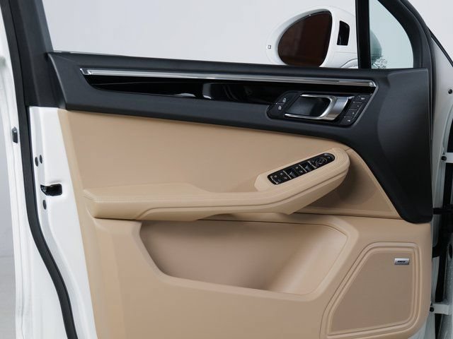 Certified 2026 Porsche Macan AWD/4WD image 28