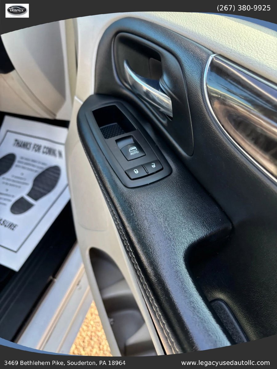 Used 2016 Chrysler Town & Country Touring FWD image 58