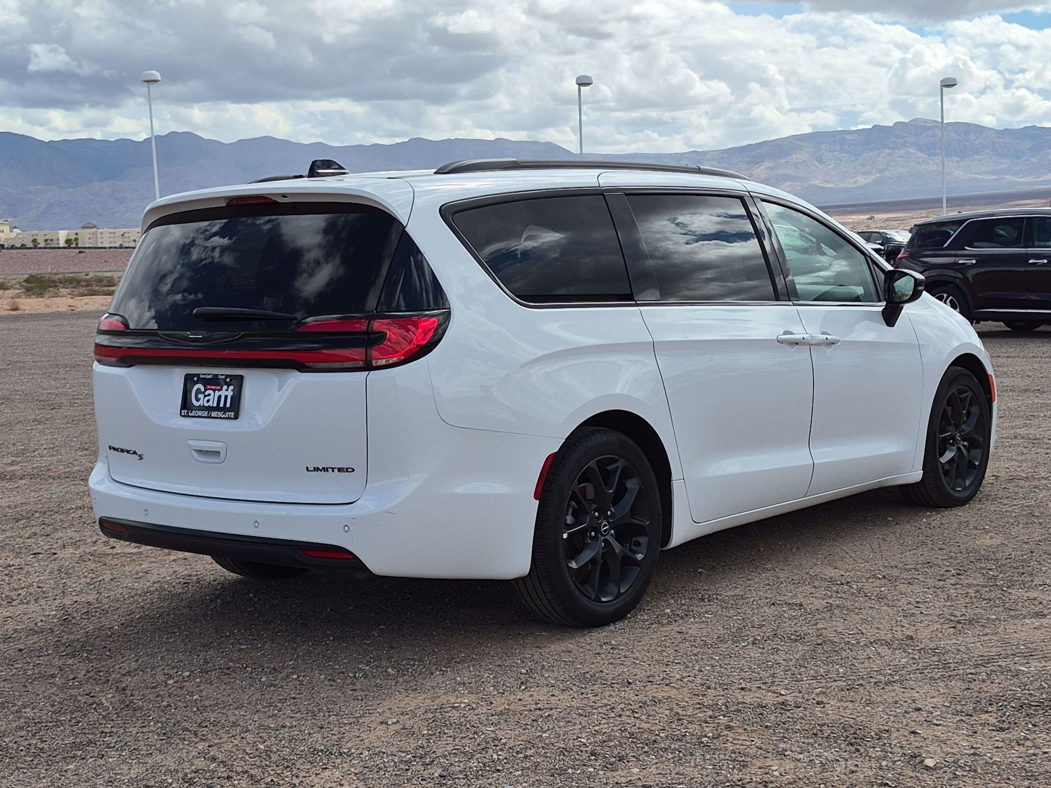 Used 2025 Chrysler Pacifica Limited FWD image 3
