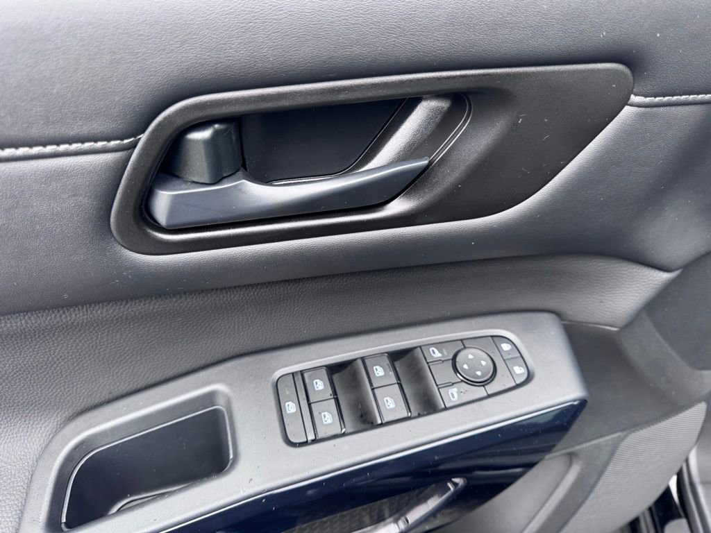 Used 2025 Nissan Pathfinder S image 23